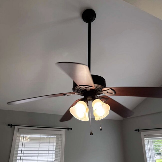 Building Photo - Act soon-won't last long-MOVE IN SPECIAL