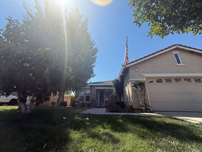 Building Photo - Single-story 3 bedroom, 2 bathroom, plus o...