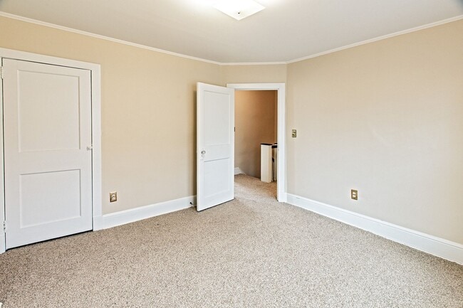 Building Photo - 3 bedroom, 1 bath charming townhome in Wilmington