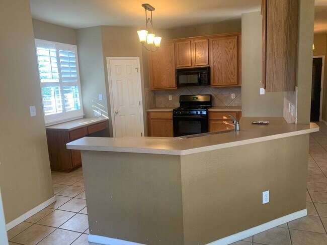 Building Photo - *MOVE IN SPECIAL* Gorgeous Four Bedroom home w/ Community POOL!!