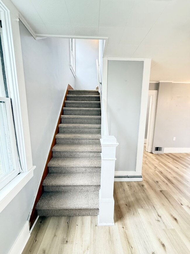 Building Photo - Updated 3 Bedroom 1 Bathroom in North Vers...