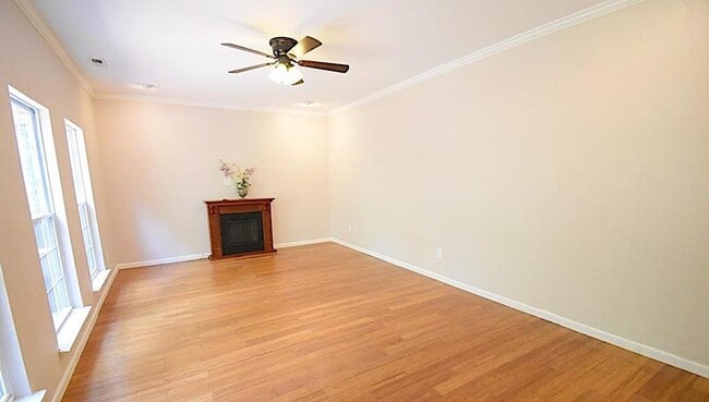 Building Photo - 1913 Thorn Crest Dr