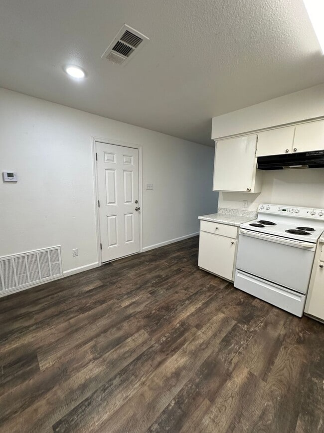Building Photo - Kinkead Duplex