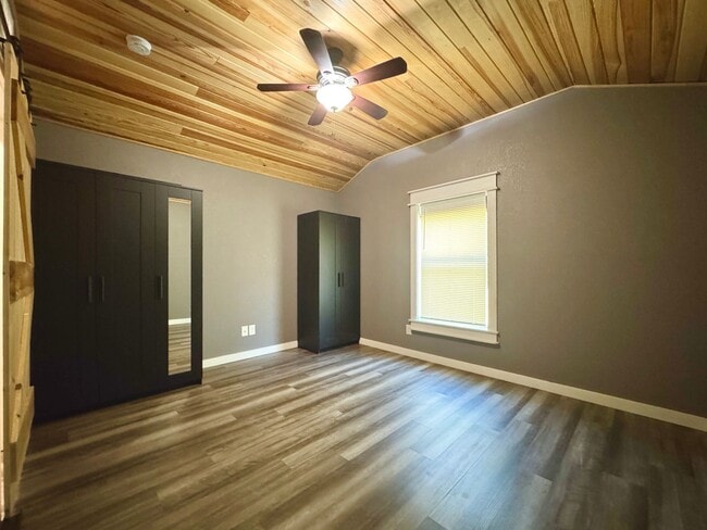 Building Photo - 1 Bedroom/1 Bathroom Tiny Home Cottage in ...