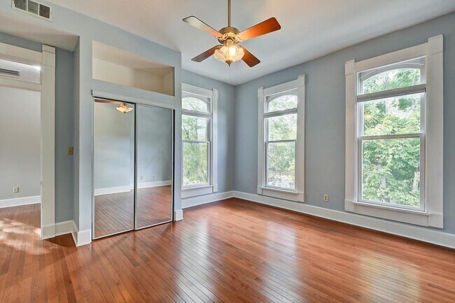 Building Photo - 943 N Park Ave