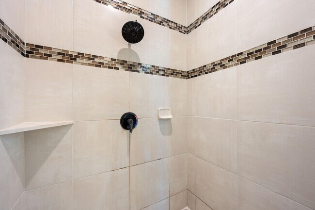 Building Photo - 6 Bed, 4 Bath with RV Parking and No HOA in Sycamore — Available Now!