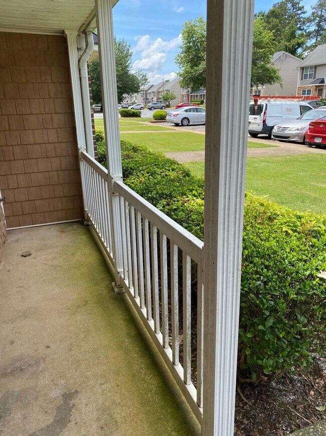 Building Photo - Great 2 bedroom townhome community located...