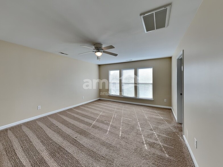 Building Photo - 15325 Colonial Park Dr