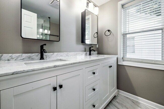 Building Photo - Single Family House! JUST RENOVATED! Centr...