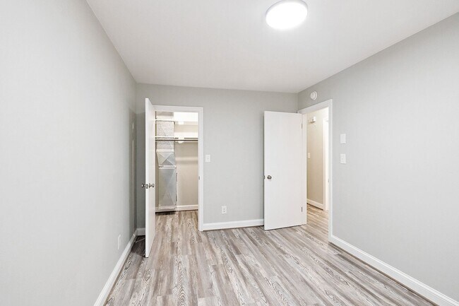 Building Photo - Move-in Ready, Renovated Duplex Just Off Rio Rd & Near Pen Park