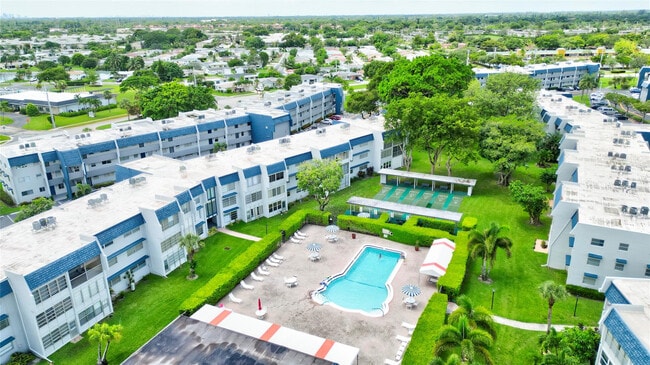 Building Photo - 7787 Golf Cir Dr