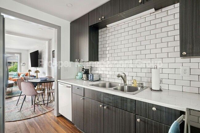 Building Photo - 201 Nassau St