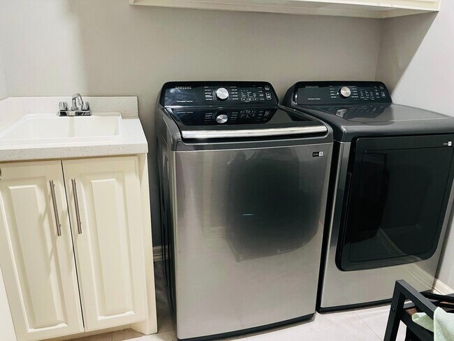 Building Photo - 3873 Tolosa St