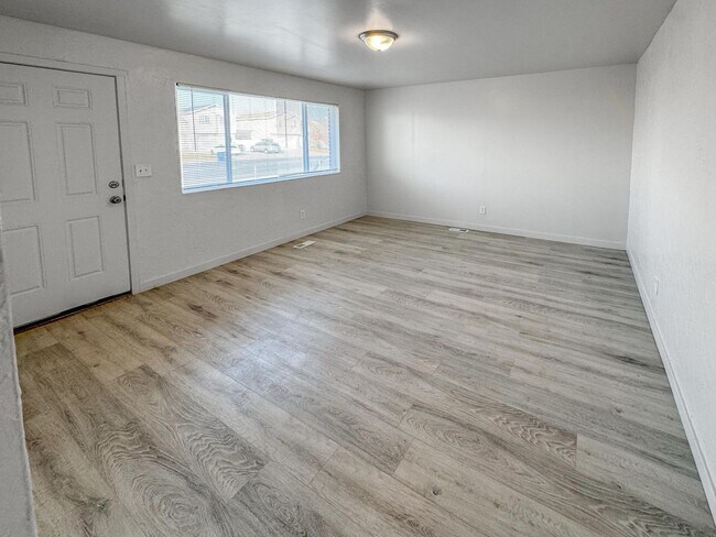 Building Photo - Charming Duplex with Prime Location in West Valley!