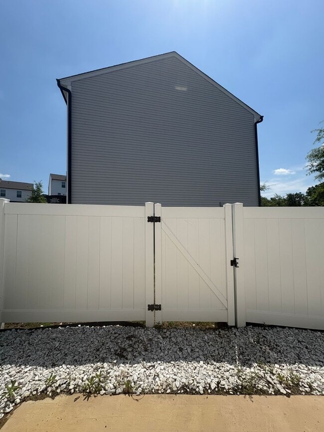 Building Photo - 3BR/2.5BA Townshoue in Mallard Creek