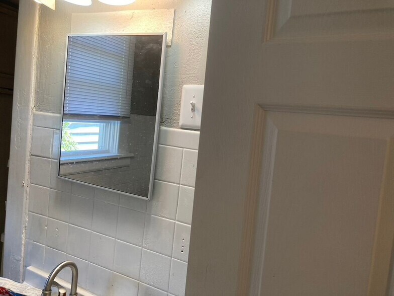 Building Photo - 6814 Primrose Ave