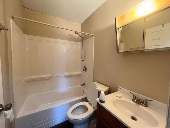 Building Photo - 2 Bedroom Duplex in Davenport