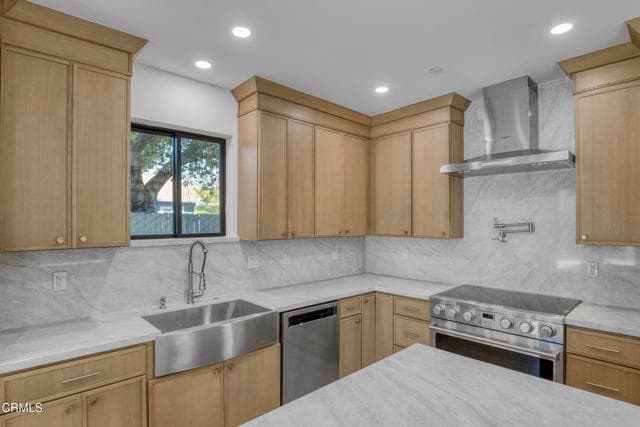 Building Photo - 611 W Claremont St