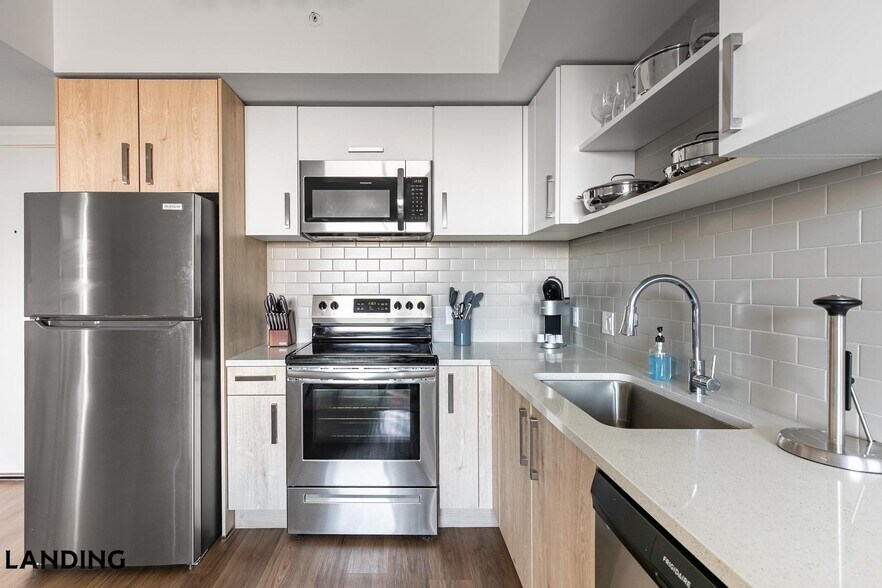 Building Photo - 200 NE 1st Ave