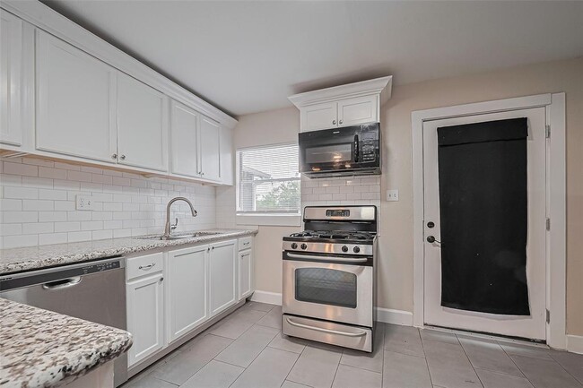 Building Photo - 2226 Rainbow Dr