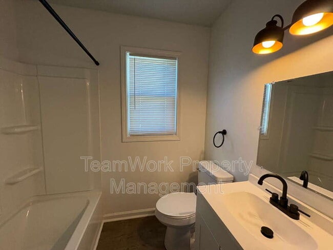 Building Photo - 3119 Azalea Dr