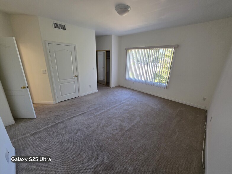 Building Photo - 5242 Vesper Ave