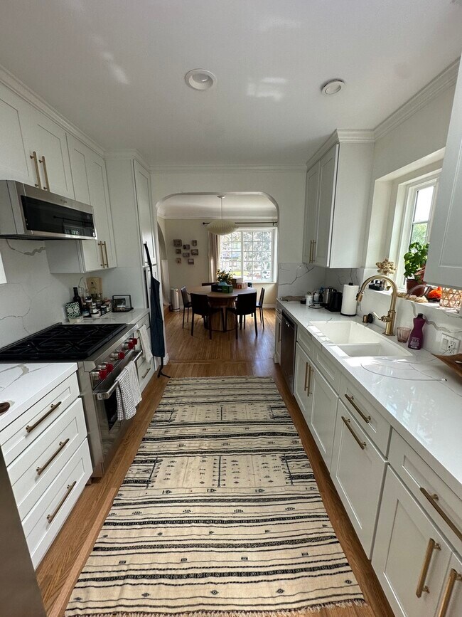 Kitchen / Table - 1029 Chautauqua Blvd