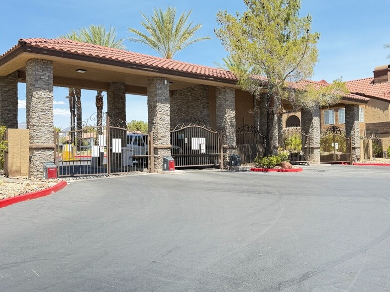 Building Photo - 2200 S Fort Apache