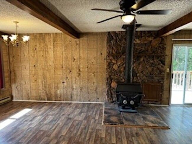 Building Photo - Upper Crystal Falls 2 Bedroom Home