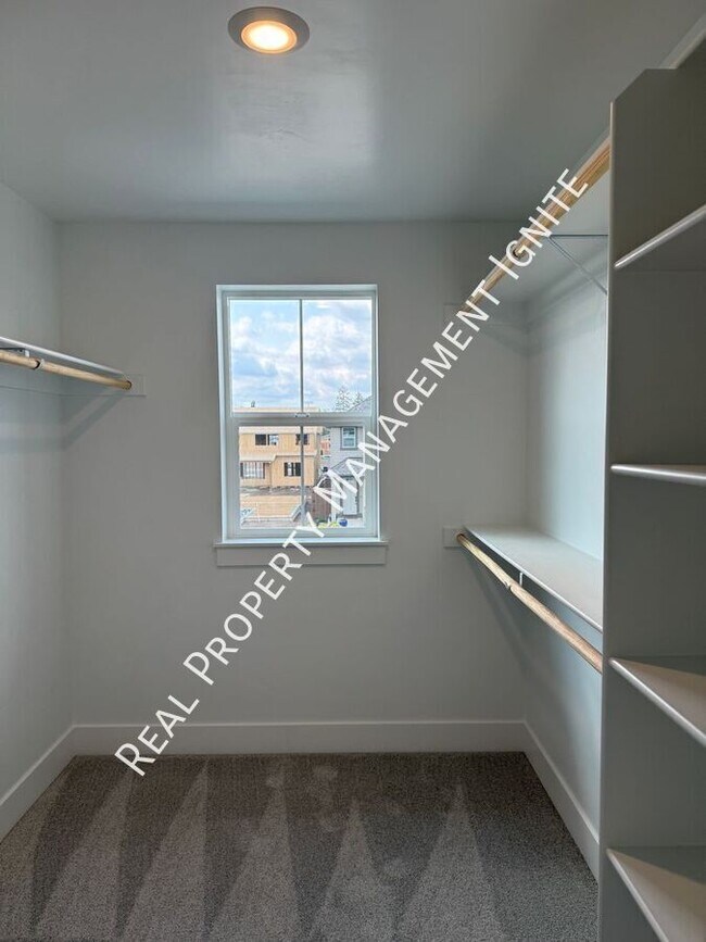 Building Photo - 60948 SE Apollo Pl