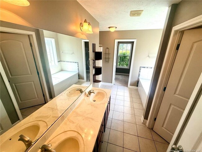 Building Photo - 4926 Yorkchester Dr