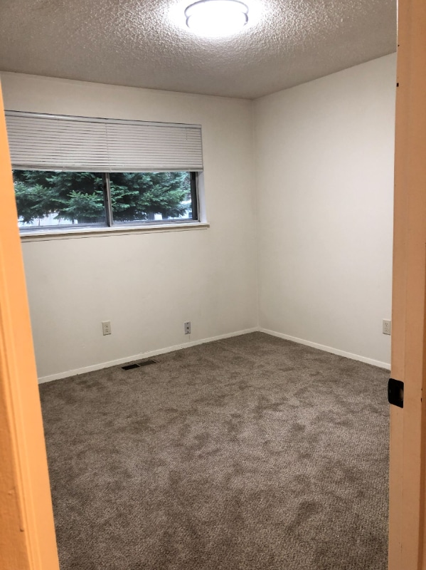 Building Photo - 946 Silver Lake Rd