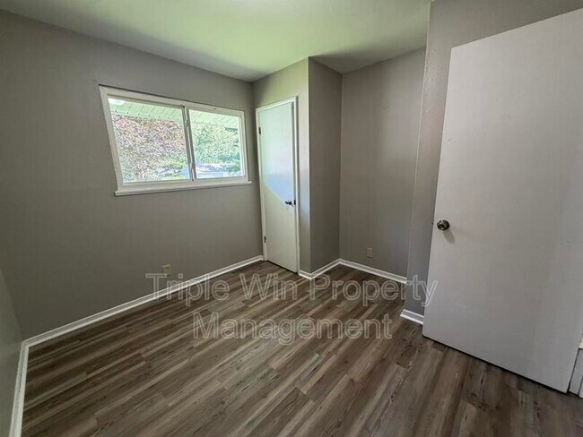 Building Photo - 1654 Mowbry Ln