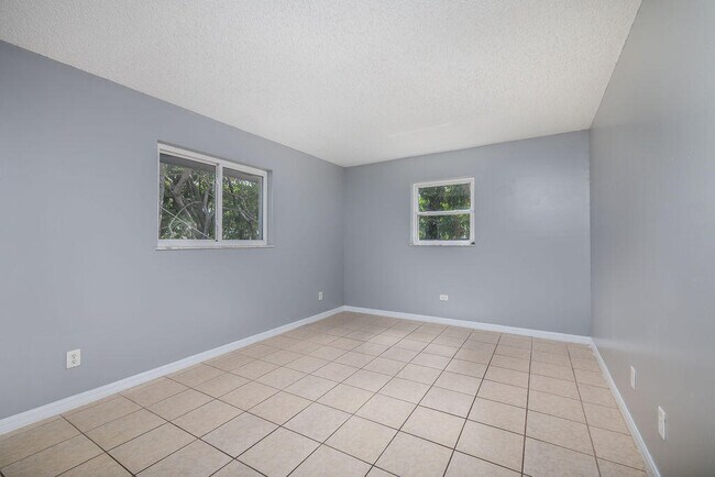 Building Photo - 917 SE Nassau Ave