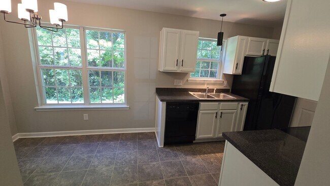 Building Photo - 614 Summerhill Dr