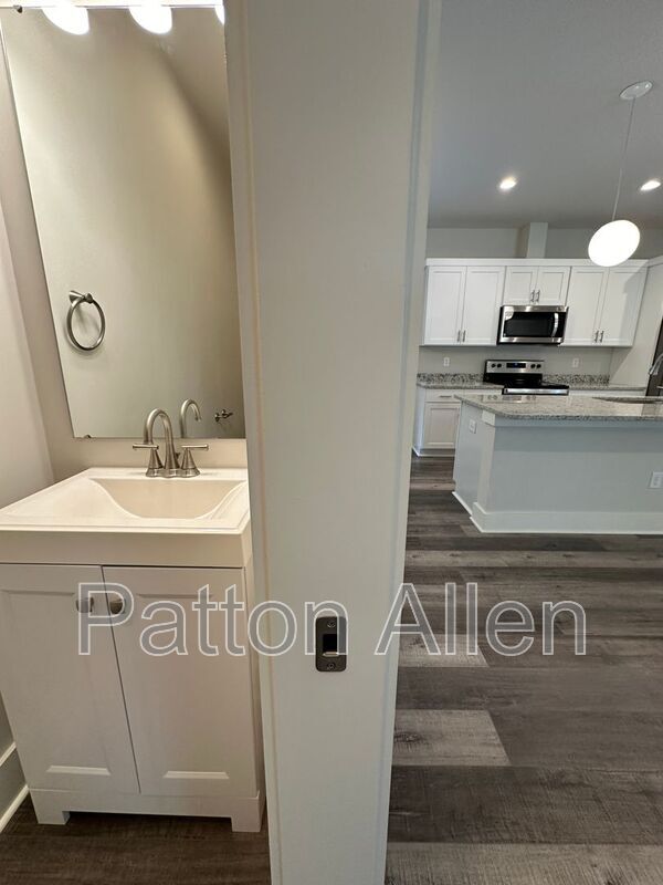 Building Photo - 129 Aurora Dr