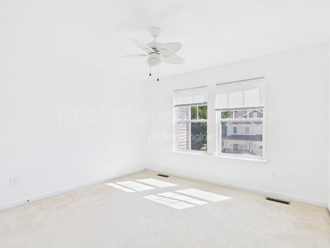 Building Photo - 656 Abbey Village Cir