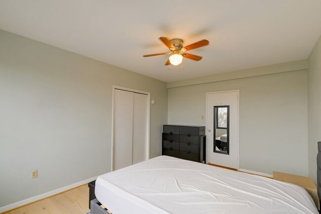Building Photo - Great 1BR in Cathedral Heights! Fully furnished!
