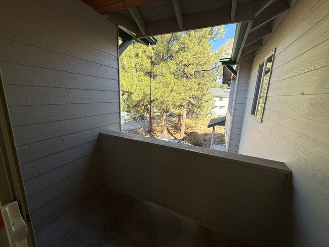 Building Photo - 2 Bed/2 Bath Apartment Located Near OSU/COCC Campus - Attached Garage
