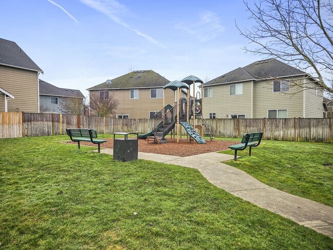 Building Photo - Spacious 4-Bed Puyallup Home For Rent | 3-Car Garage & Quick Commute to JBLM!