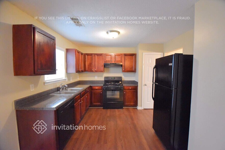 Building Photo - 215 Marriott Dr