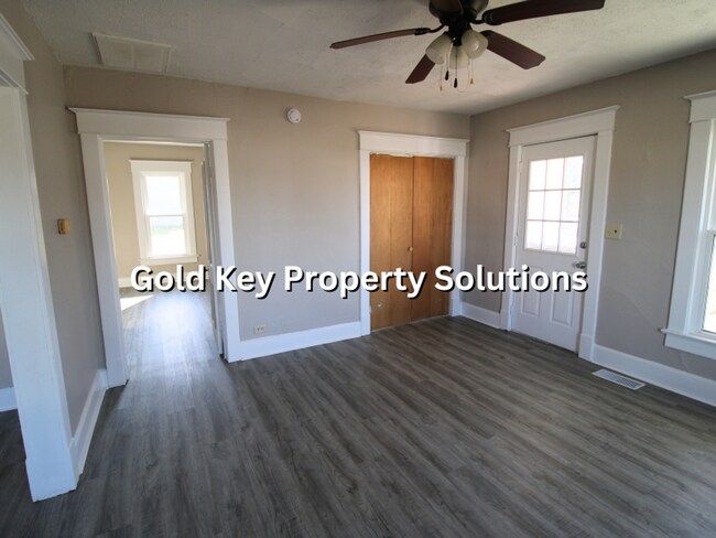 Building Photo - MUNCIE Updated 2 BR 1 BA House with New Fl...