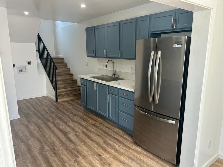 Building Photo - 998 Monserate Ave