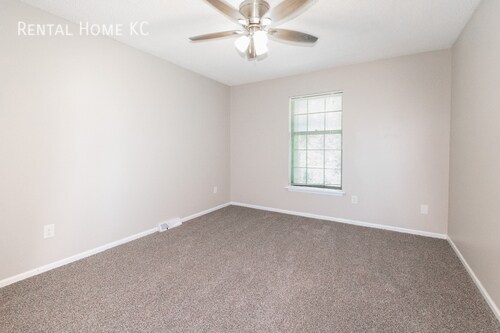 Building Photo - Roomy 3-bed 2-bath Duplex w/Fin Lower Leve...
