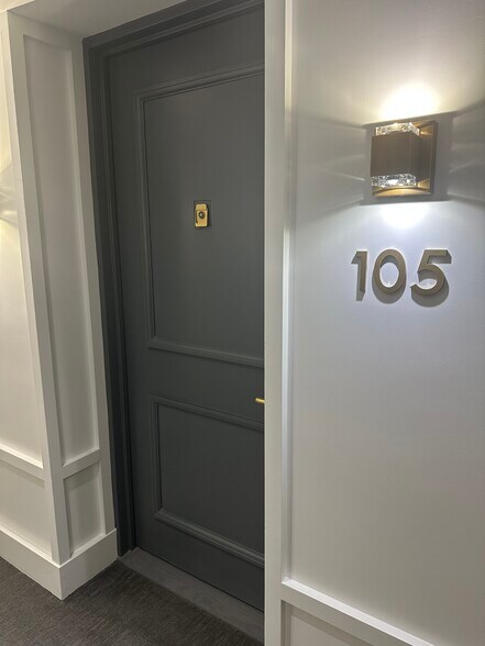 Building Photo - 1637 Oakwood Dr