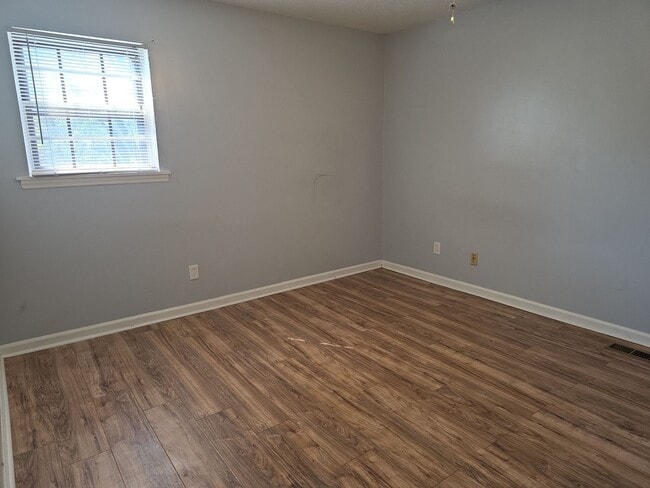 Building Photo - 3910 Grunden Dr SW