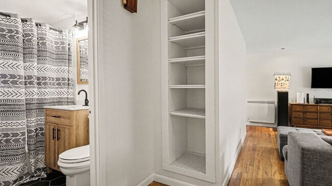 Building Photo - 2Bd/1Ba Shoreline House