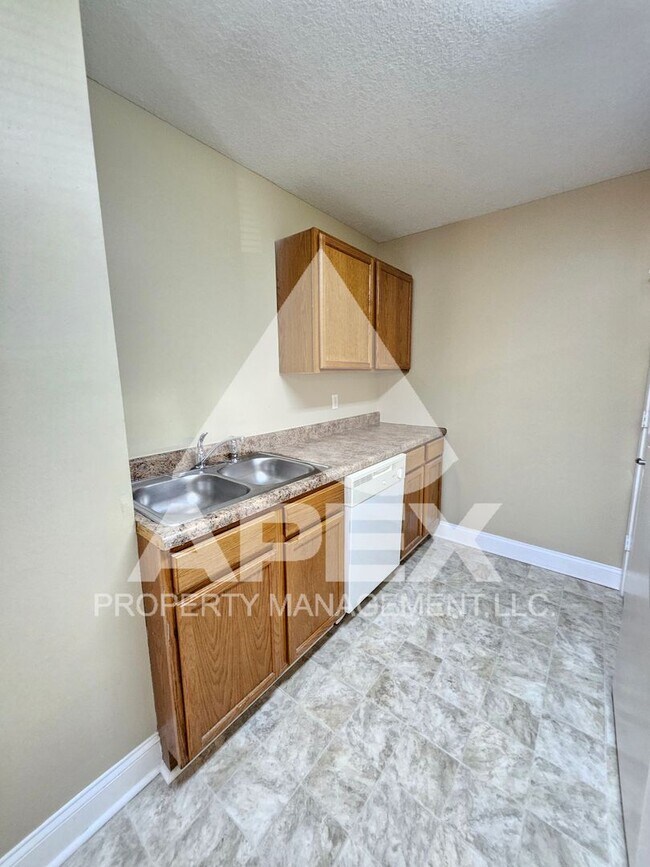 Building Photo - MOVE-IN SPECIAL,NO RENT TIL APRIL 1ST! - AVALON APARTMENT HOMES---NICE 3BD - 1BA Apartment off To...