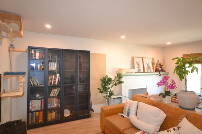 Primary Photo - Hayward 3Bed/2Ba Bright & Modern Home with...
