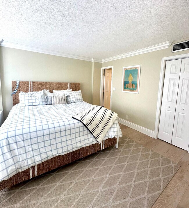 Building Photo - 1169 Hillsboro Mile